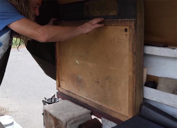 他住在2㎡破舊三輪車中，養4只羊為伴，邊牧羊邊流浪轉眼已過12年