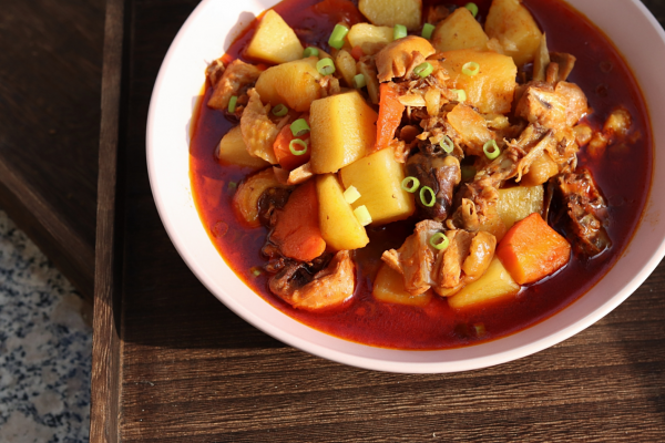 奧爾良砂鍋雞煲，味道濃郁鮮香，自己做乾淨衛生還省錢