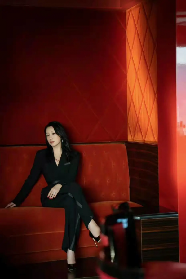 內娛女明星真的拼，在雪地裡穿露肩連衣裙