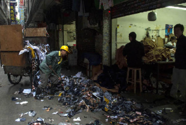北平被60萬噸垃圾覆蓋，天安門也破爛不堪，臨近開國大典如何應對