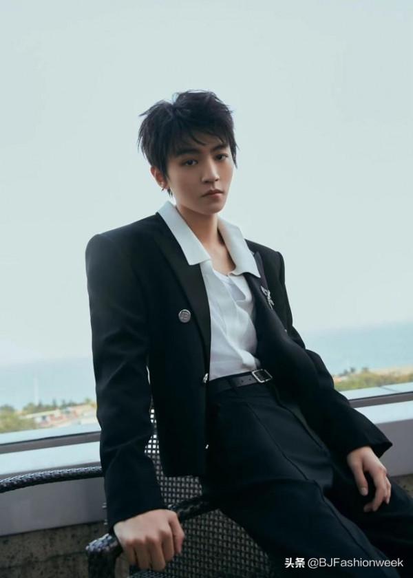 王俊凱穿搭成熟了不少,一身黑白配,痞帥痞帥的 王俊凱穿搭成熟了不少,一身黑白配,痞帥痞帥的
