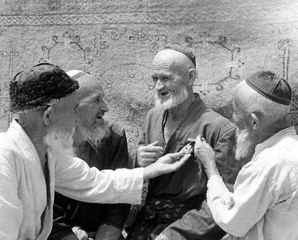 庫爾班騎驢去北京,毛主席給了他一塊條絨布,他做成衣服世代傳承 庫爾班騎驢去北京,毛主席給了他一塊條絨布,他做成衣服世代傳承