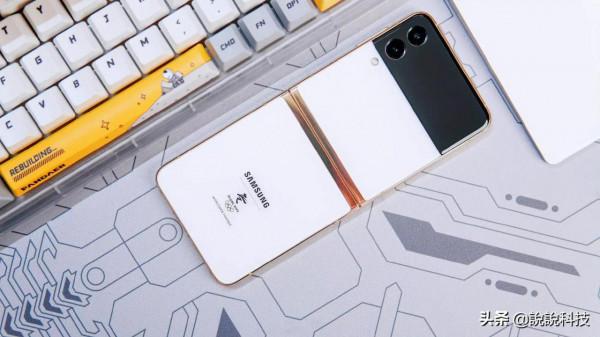 喜提冬奧贊助，三星ZFlip3成為全場焦點，這摺疊屏可真好看