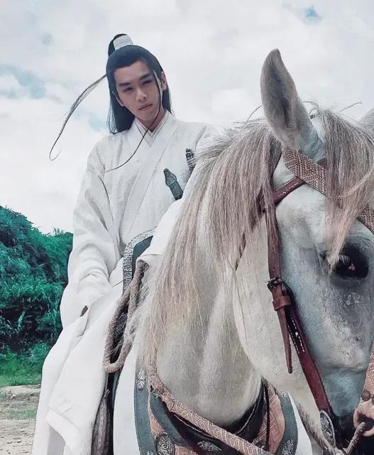 張若昀的俊朗不凡，當之無愧