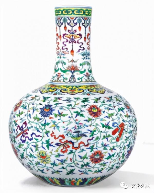 「精品賞析」:清乾隆 鬥彩福壽耳寶相天球瓶 「精品賞析」:清乾隆 鬥彩福壽耳寶相天球瓶