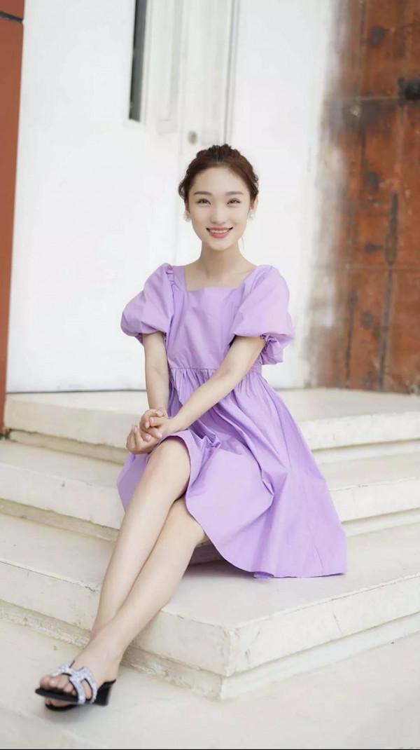 主持人藍羽的氣質真好，穿白色禮服裙優雅知性，笑容明媚有親和力