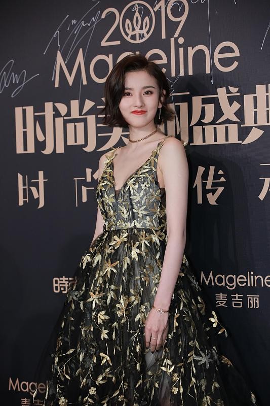 看不出景甜大了宋祖兒10歲，同穿金色很富貴，一點都不顯老