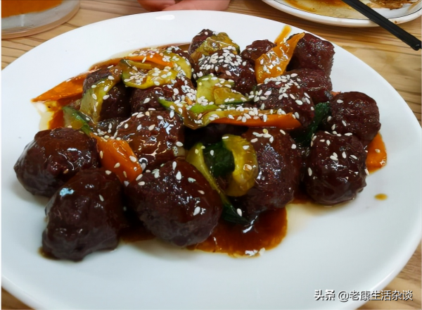 藏在法源寺附近的衚衕餐廳，店名寫著商店，卻一直開了好多年