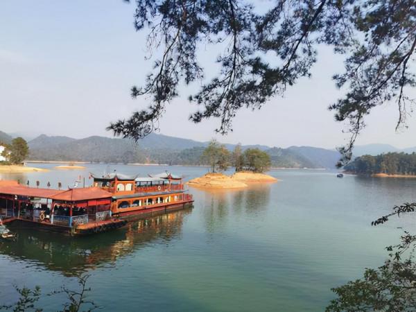 贛州一湖泊是西湖的四倍多,雖不是天然湖泊景色卻甚美,遊客很少 贛州一湖泊是西湖的四倍多,雖不是天然湖泊景色卻甚美,遊客很少