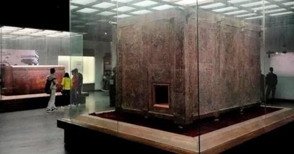 1978年，湖北發現豪華水墓，出土21口陪葬棺材