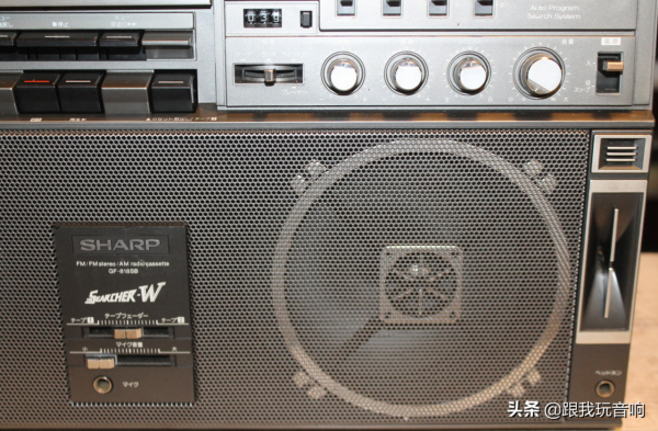 夏普 Sharp GF-818SB 是一款80年代推出的雙卡帶立體聲行動式收錄機 夏普 Sharp GF-818SB 是一款80年代推出的雙卡帶立體聲行動式收錄機