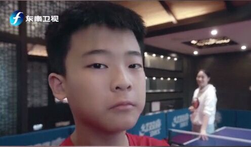 乒乓球基因強大，王楠兒子學伊藤美誠發球太像了！球迷：學到靈魂