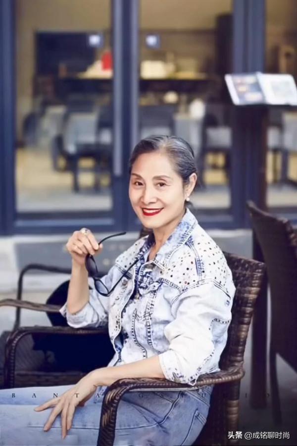 這才是70歲奶奶該有的裝扮,真實自信不做作,時尚穿搭優雅大氣 這才是70歲奶奶該有的裝扮,真實自信不做作,時尚穿搭優雅大氣