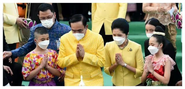 泰國第一夫人：搶了王后和布麗吉特風頭，給佩瑪行屈膝禮贏在氣質