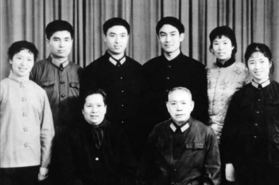 他是原浙江軍區副政委,55年授中將銜,兒子56歲出任海軍副司令 他是原浙江軍區副政委,55年授中將銜,兒子56歲出任海軍副司令