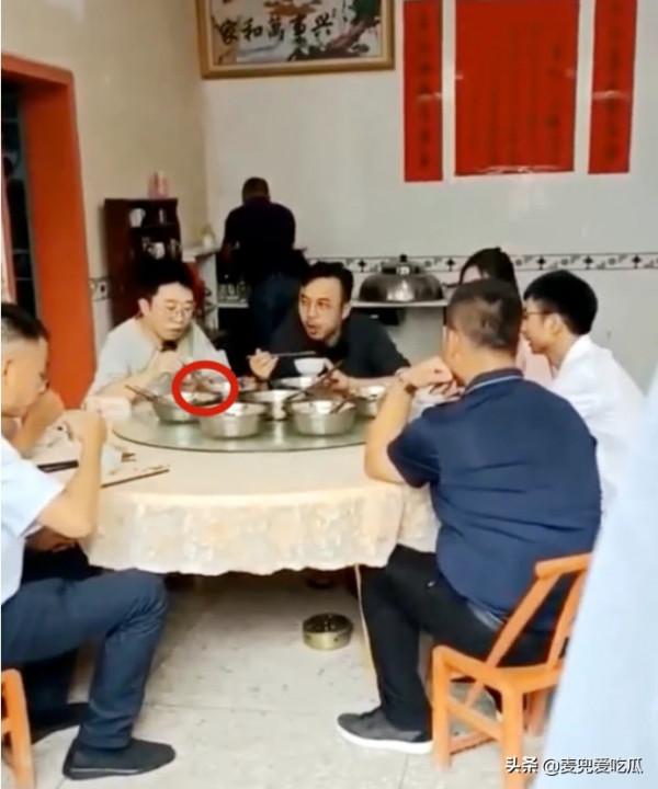 汪涵楊迪聚餐惹爭議?吃飯不用公筷,網友吐槽:放在那裡是擺設 汪涵楊迪聚餐惹爭議?吃飯不用公筷,網友吐槽:放在那裡是擺設