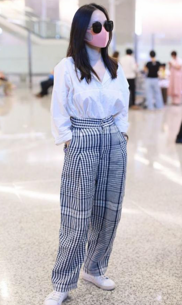 霍思燕抱小狗拜小年！一頭燙髮夾太搞笑，臉部浮腫到認不出