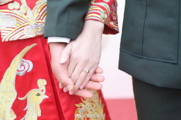 向幸福出發！軍營婚禮戰車迎親