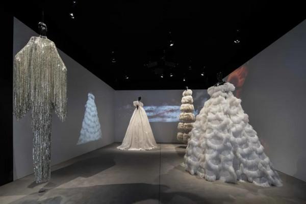 時裝、藝術、影像，什麼才是屬於當代女性的表達方式？