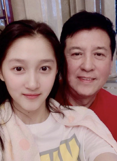 家族背景大揭秘!明星關曉彤,京圈兒背景到底有多強大 家族背景大揭秘!明星關曉彤,京圈兒背景到底有多強大