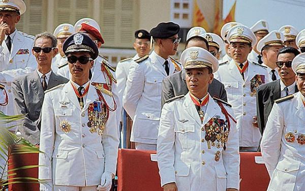 空軍司令對航空公司老闆說:追不上這位空姐,就把飛機打下來 空軍司令對航空公司老闆說:追不上這位空姐,就把飛機打下來