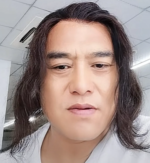 50歲老戲骨開直播，打PK向粉絲要禮物，直言刷禮物唱歌打贏可見面