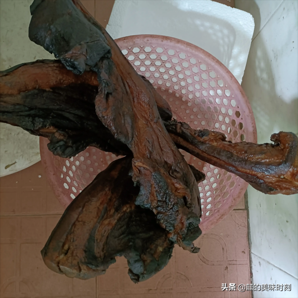 四川兒媳婦回老公家吃飯，滿滿一桌全是肉，吃飽喝足後卻不淡定了