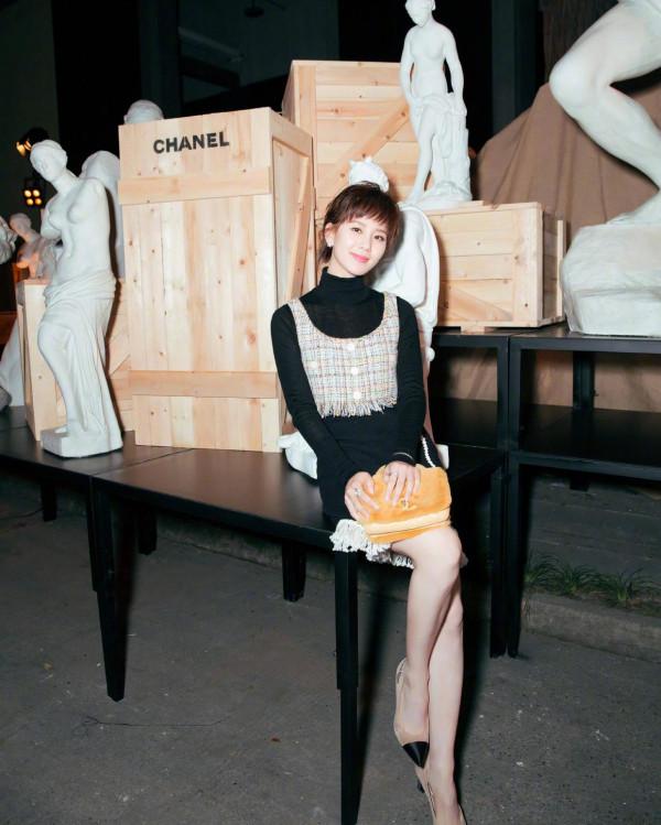 已經當媽的劉詩詩，穿著這身羽毛禮服依舊魅力不減，超有仙女感