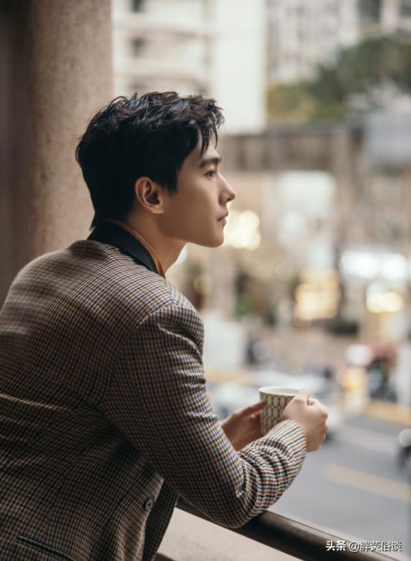 一身休閒西裝配上精緻的五官,楊洋真的很帥氣 一身休閒西裝配上精緻的五官,楊洋真的很帥氣