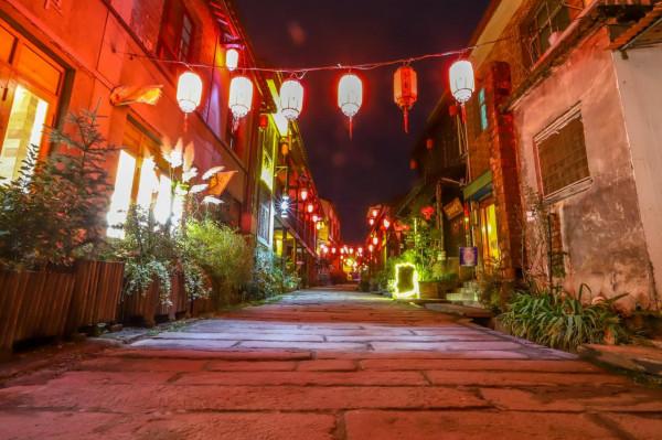 陝西秦嶺深處的千年古鎮，特色美食石頭魚，家家味兒不同