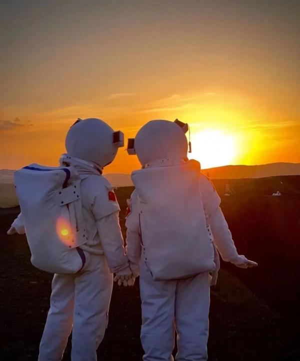 “火山口”租太空服的生意經 “火山口”租太空服的生意經