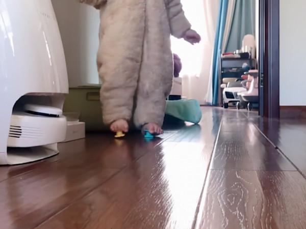 浙江一萌娃腳穿“花盆底鞋”走路帶風，媽媽羨慕極了：咋做到的？