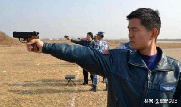 陸航藍再見,直-10飛行員換裝新飛行服,但自衛火力仍是5.8mm手槍 陸航藍再見,直-10飛行員換裝新飛行服,但自衛火力仍是5.8mm手槍