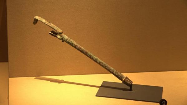 山西青銅博物館館藏“自拍杆”，這件文物實在有趣