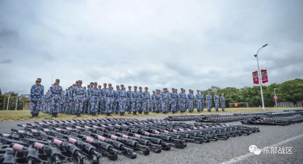 秋季入伍新兵，授槍