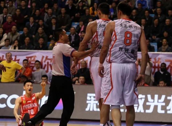 又一次墊腳，CBA聯盟什麼時候才能嚴懲這樣的球員