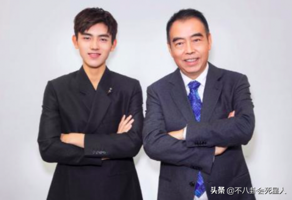 媽媽貌美如花，卻長得像爸的10位星二代，成龍子女都是大鼻子