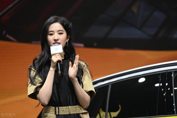 五官精緻的星女郎，張藝謀挑人的眼光很犀利