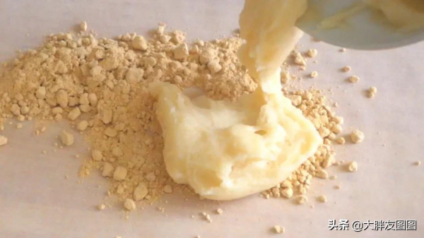 帶去上班一下子就沒了,糯嘰嘰的花生餈,不要烤箱,在家就能做 帶去上班一下子就沒了,糯嘰嘰的花生餈,不要烤箱,在家就能做