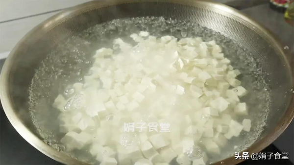 香辣豆腐包子，皮薄餡足，鮮嫩味美，一次3個吃不夠，太香了