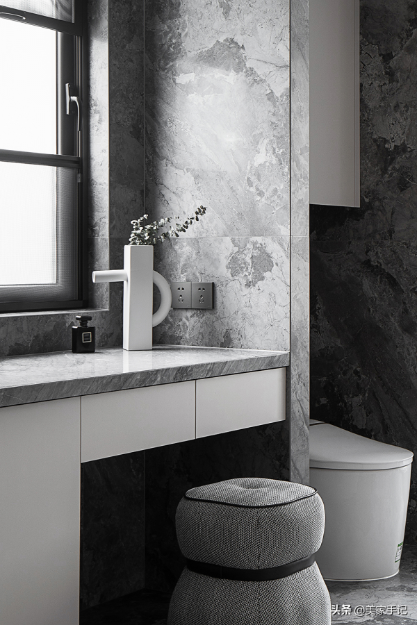 堅持極簡主義的浙江夫婦，把家裝修得一塵不染，透著骨子裡的高階