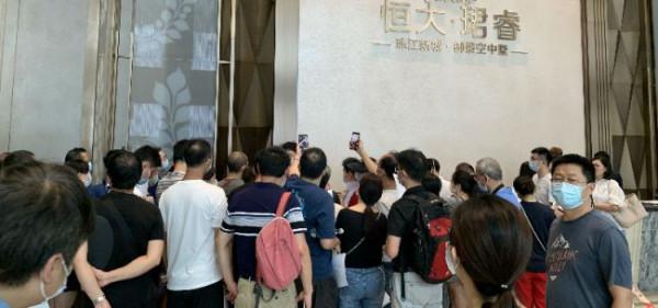 現場|恆大在廣州組織實物兌付登記 投資人要求公示房源明細 現場|恆大在廣州組織實物兌付登記 投資人要求公示房源明細