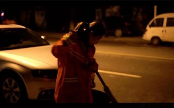 劉詩雯深夜掃大馬路，怎麼回事？體驗生活，弘揚正能量，為她點贊