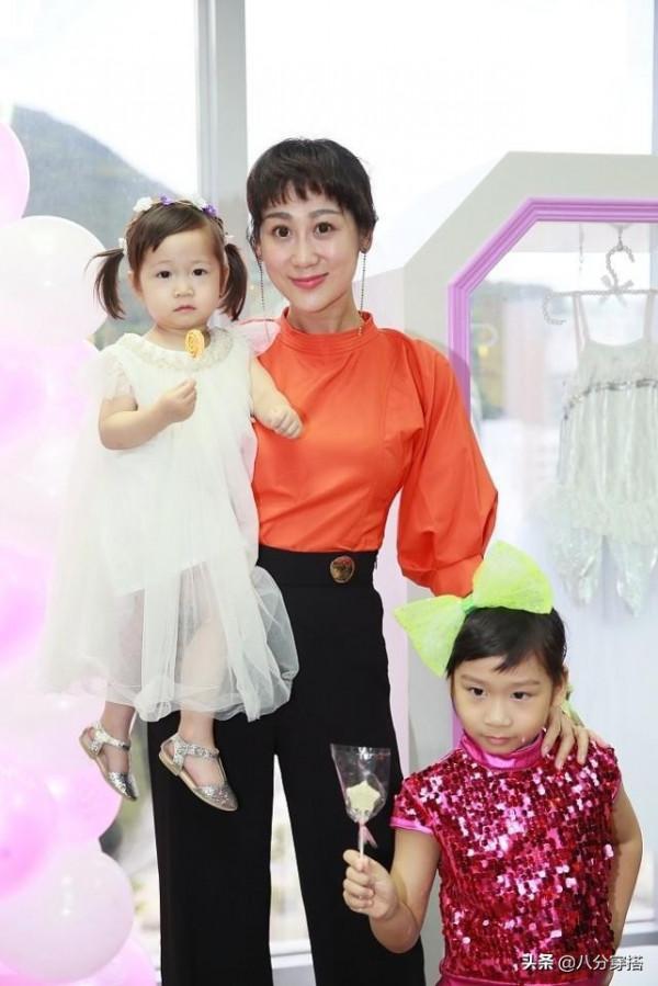 陳浩民真有福氣,嬌妻蔣麗莎穿橘色上衣配闊腿褲時髦幹練,超好看 陳浩民真有福氣,嬌妻蔣麗莎穿橘色上衣配闊腿褲時髦幹練,超好看