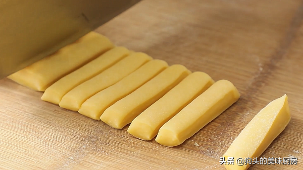 家裡有雞蛋就能做的雞蛋酥，用料簡單味道好，入口酥脆香而不膩