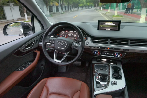 二手準新奧迪Q7,內飾貼膜、腳墊通鋪,不容錯過 二手準新奧迪Q7,內飾貼膜、腳墊通鋪,不容錯過