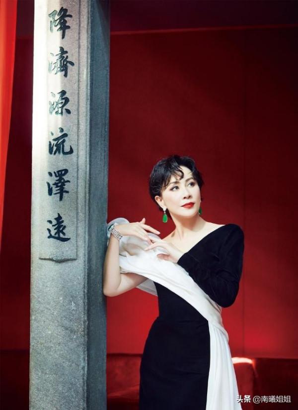 奔五的女人,儘量少穿“一身黑”!多穿這3種“顯白色”,真減齡 奔五的女人,儘量少穿“一身黑”!多穿這3種“顯白色”,真減齡