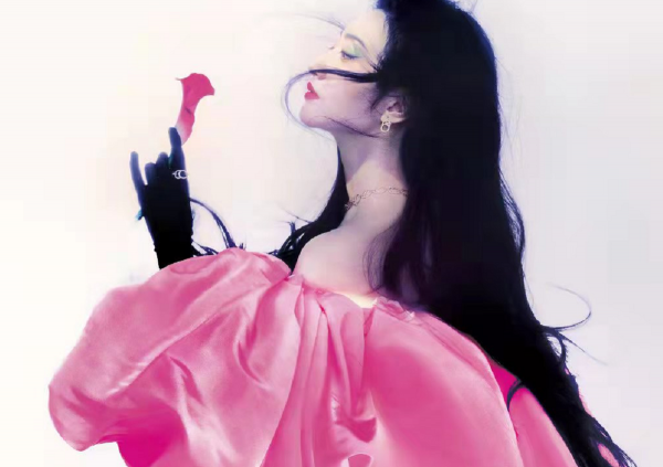 景甜新時尚大片曝光！穿碎鑽裙化名伶妝造型封神，真不愧是富貴花