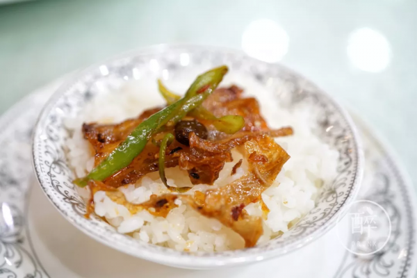 川菜最最基礎的回鍋肉，我找到一家館子炒得很好吃