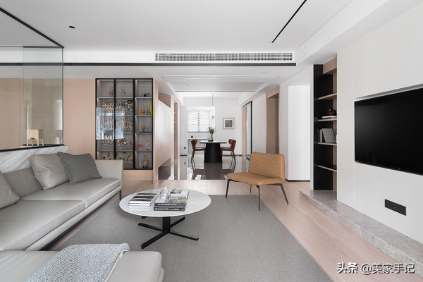 堅持極簡主義的浙江夫婦，把家裝修得一塵不染，透著骨子裡的高階